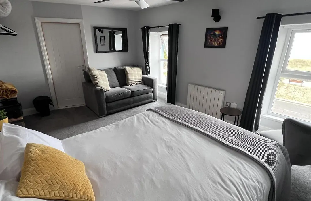 Hooper'S Sandy Beach Guest Rooms-1