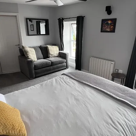 Hooper'S Sandy Beach Guest Rooms-2